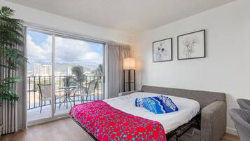 2 slaapkamers, een bureau, een strijkplank/strijkijzer, reisbedje