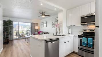 Een koelkast, een microgolfoven, een oven, een kookplaat