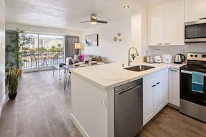 Kühlschrank, Mikrowelle, Ofen, Herdplatte