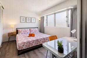 2 slaapkamers, een bureau, een strijkplank/strijkijzer, reisbedje