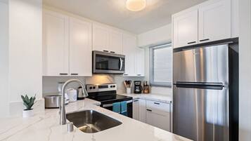 Refrigerador, microondas, horno y parrilla de estufa