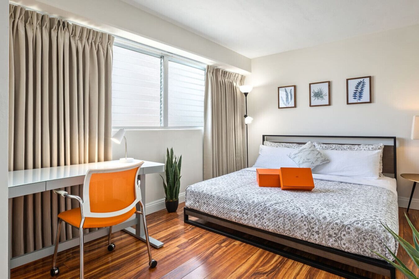 2 Schlafzimmer, Schreibtisch, Bügeleisen/Bügelbrett, Reisekinderbett