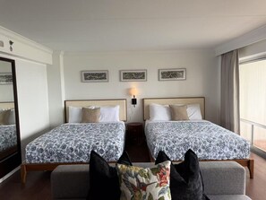 1 habitación, escritorio, tabla de planchar con plancha y cuna de viaje 