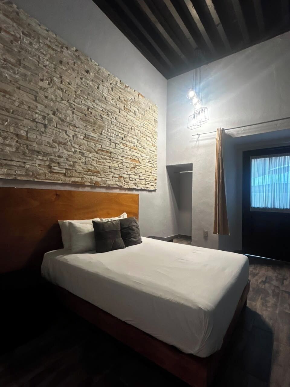 Standard Room, Pool View | Peralatan tempat tidur premium, peti besi dalam bilik 