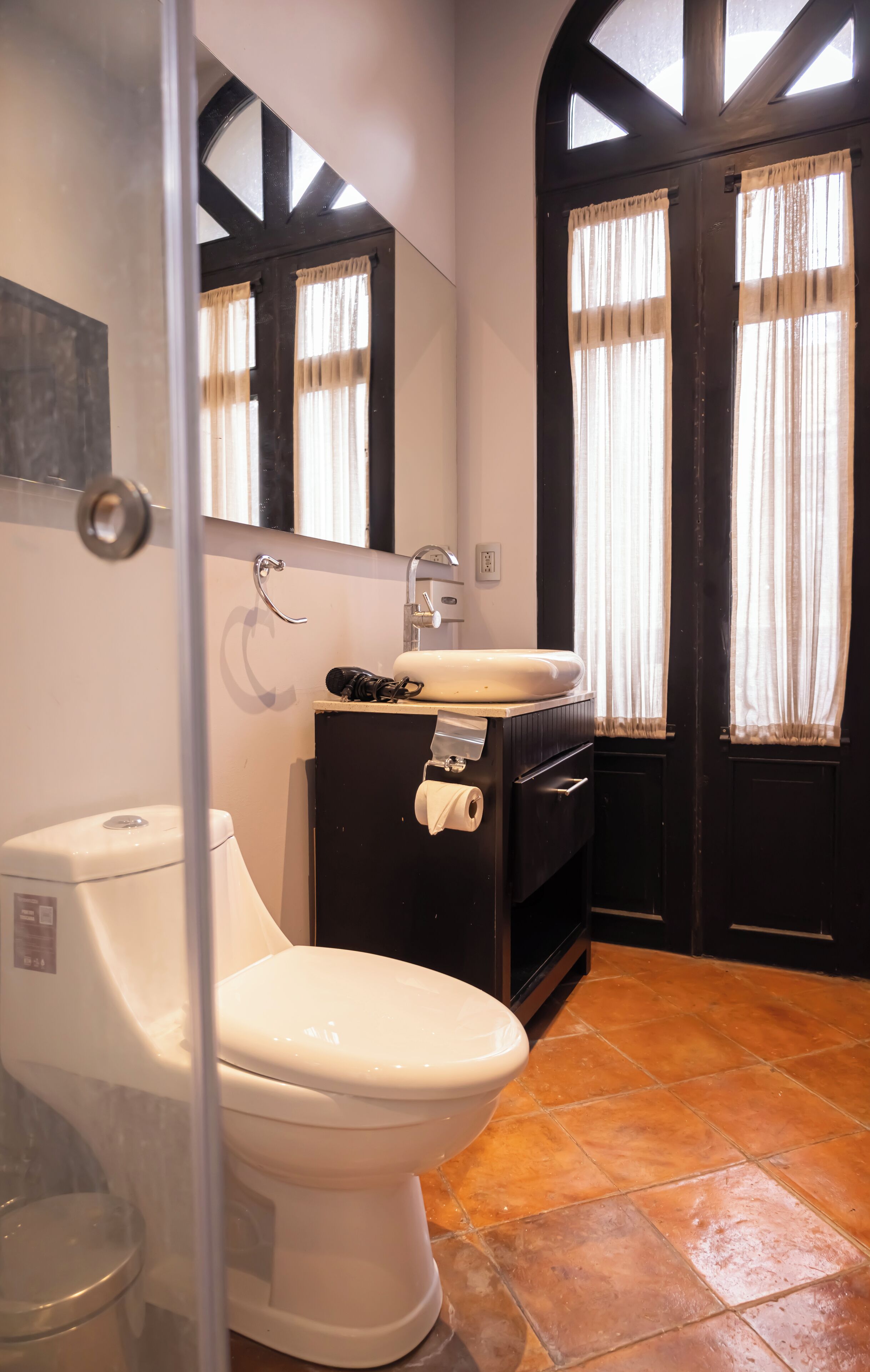 Un baño con inodoro, lavabo y espejo.