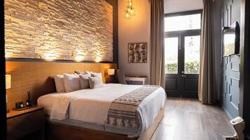 Ropa de cama hipoalergénica y caja de seguridad en la habitación