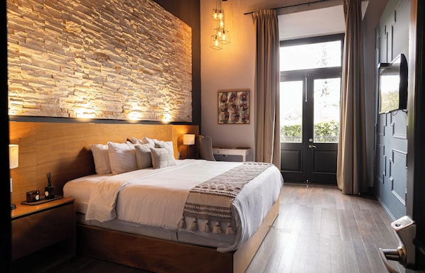 Habitación Deluxe, vista a la ciudad | Ropa de cama hipoalergénica y caja de seguridad en la habitación