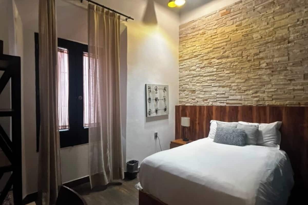 Ropa de cama de alta calidad y caja de seguridad en la habitación
