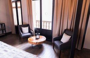 高級客房 | 起居區 | 43-吋智慧型電視，提供數位頻道