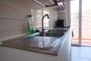 Kylskåp, mikrovågsugn, ugn och spishäll