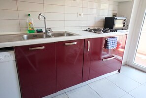 Kylskåp, mikrovågsugn, ugn och spishäll