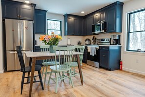 Microwave, oven, stovetop, dishwasher - Downtown Freeport Barn'acle (Freeport)