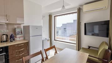 Microondas, horno y placa de cocina