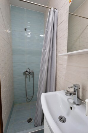 Dusche, HandtĂŒcher, Seife, Toilettenpapier