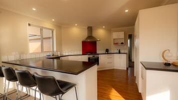 Fridge, oven, stovetop, dishwasher