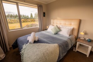 5 bedrooms, iron/ironing board, free WiFi, bed sheets