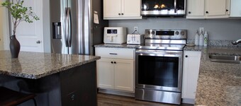 Charming, Large Home with Full Basement Retreat – Perfect for Families or Groups