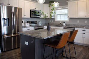 Kjøleskap, mikrobølgeovn, ovn og kokeplater