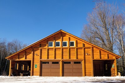 Cozy 1-bedroom apartment north of Marquette, WiFi, AC & perfect for snowmobiling