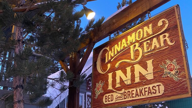 Señal para el Cinnamon Bear Inn, que indica que es un hospedaje con desayuno.