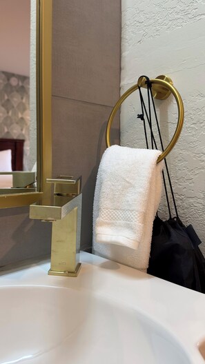 Hair dryer, towels - Jr King Suite, No cleaning fee, Hot Breakfast (Mammoth Lakes)