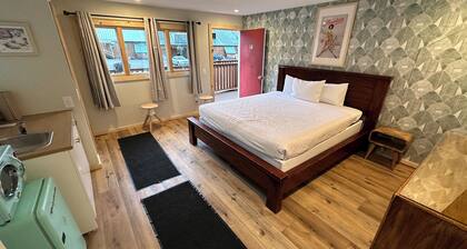 Jr King Suite, No cleaning fee, Hot Breakfast