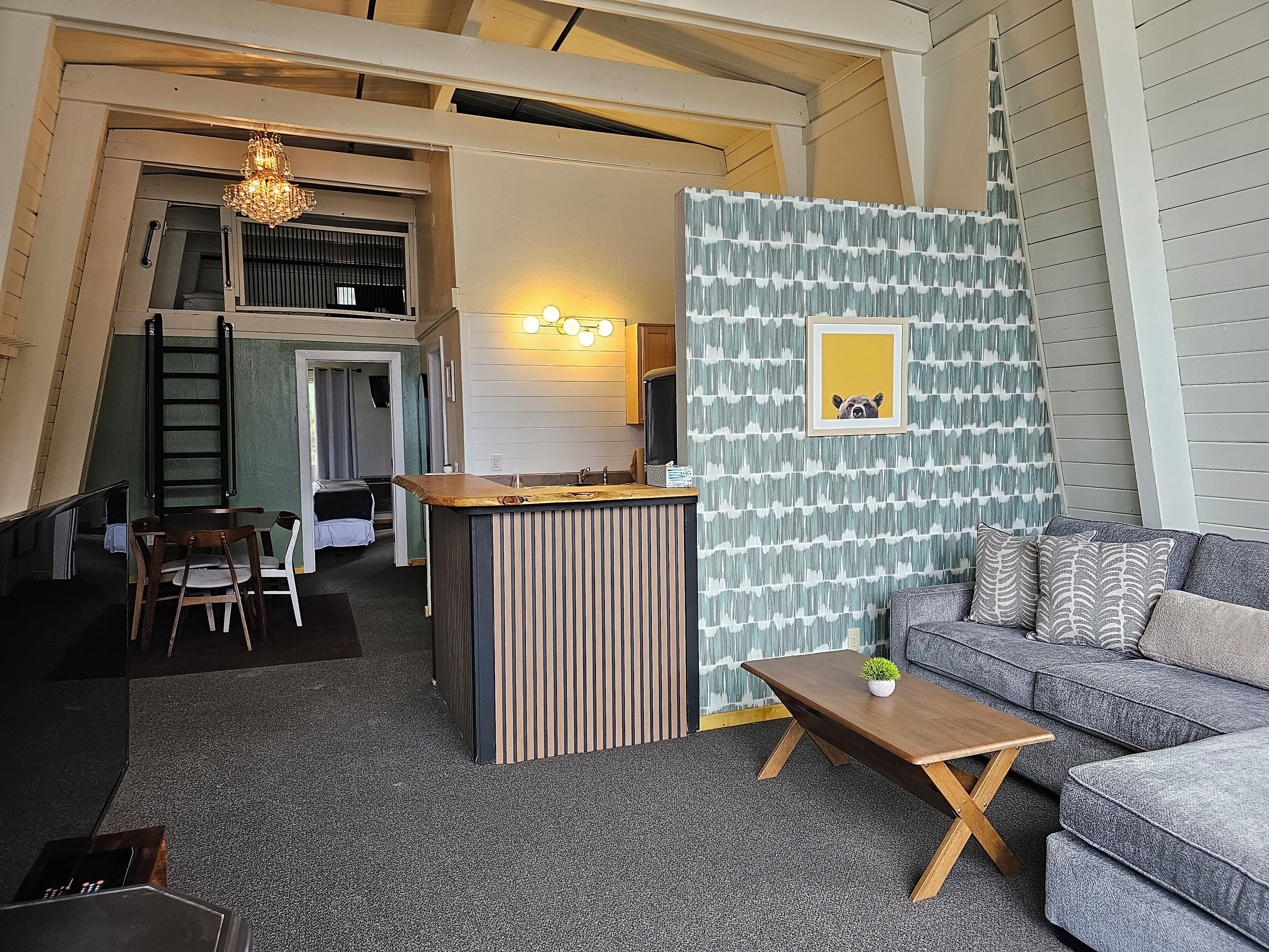 Een televisie, een open haard, videogames en tafelvoetbal