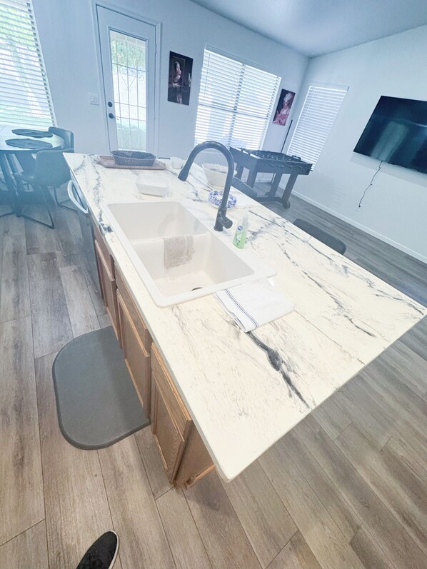 Mikroaaltouuni, uuni, liesi, astianpesukone