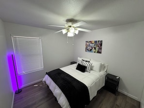 3 habitaciones, tabla de planchar con plancha, wifi y ropa de cama