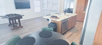 Charming 3-bedroom house upscale neighborhood with WiFi, AC in awesome Glendale