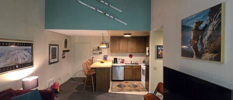 Televisio, takka, DVD-soitin, kirjoja