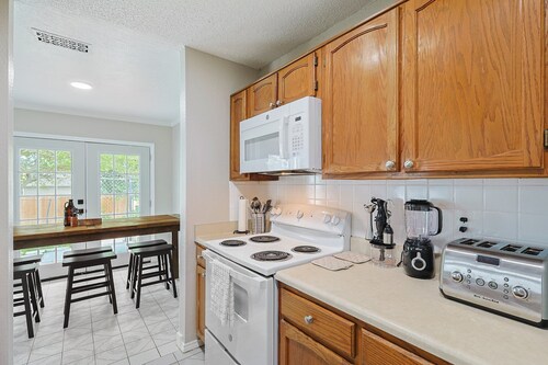 Spacious Family Stay w/Games, Full Kitchen & Yard