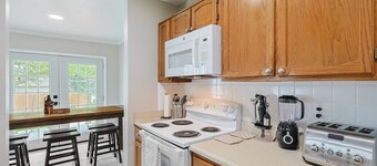 Spacious Family Stay w/Games, Full Kitchen & Yard