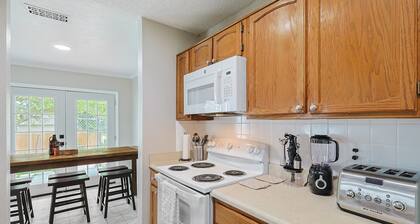 Spacious Family Stay w/Games, Full Kitchen & Yard