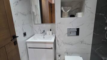 Haartrockner, Bidet, Handtücher, Seife