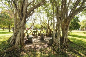 Property grounds - Family friendly full house (3 AC bedrooms) near to airport with gated community. (Ja-Ela)