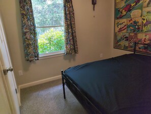 Room - 3-bedroom house in lovely Hillsborough with WiFi, AC, EV charger outlet, & solar (Hillsborough)