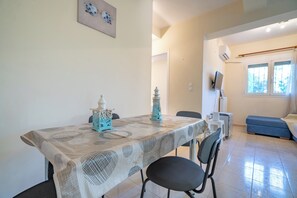 Dining - Sunny Retreat in Artemida by ΜΡS (Artemis)