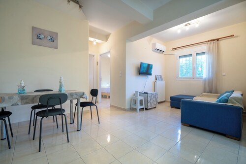 Sunny Retreat in Artemida by ΜΡS