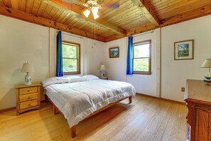 3 bedrooms, desk, Internet, bed sheets - Boat Nearby: Barters Island Home w/ Views (Trevett)