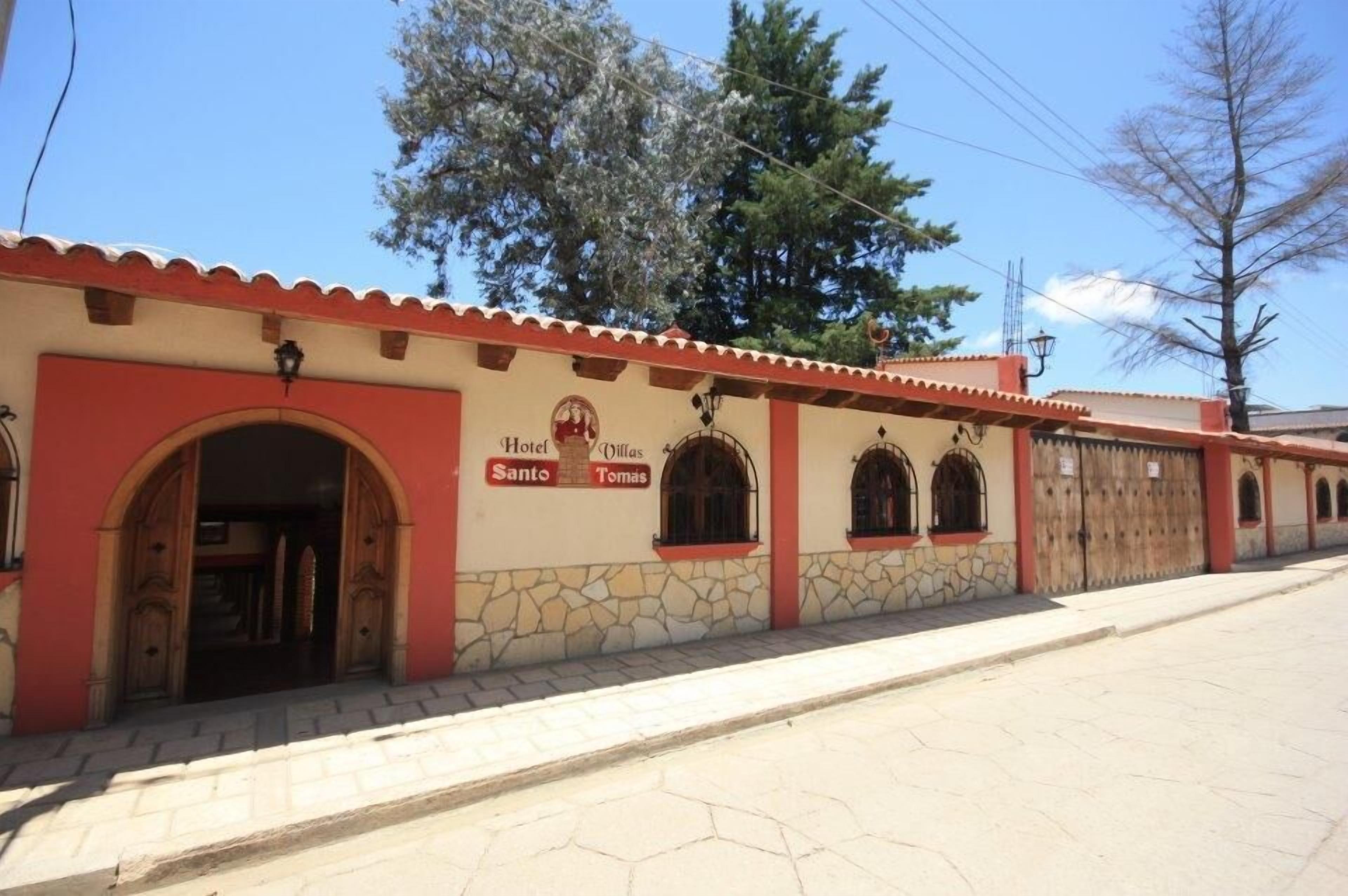 Un edificio con un letrero que dice "Hotel Santo Tomas".