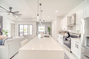 Mikrowelle, Ofen, Herdplatte, Geschirrspüler