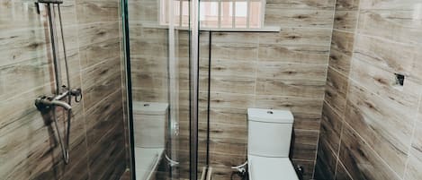 Superior Apartment | Bathroom | Shower, free toiletries, towels, soap