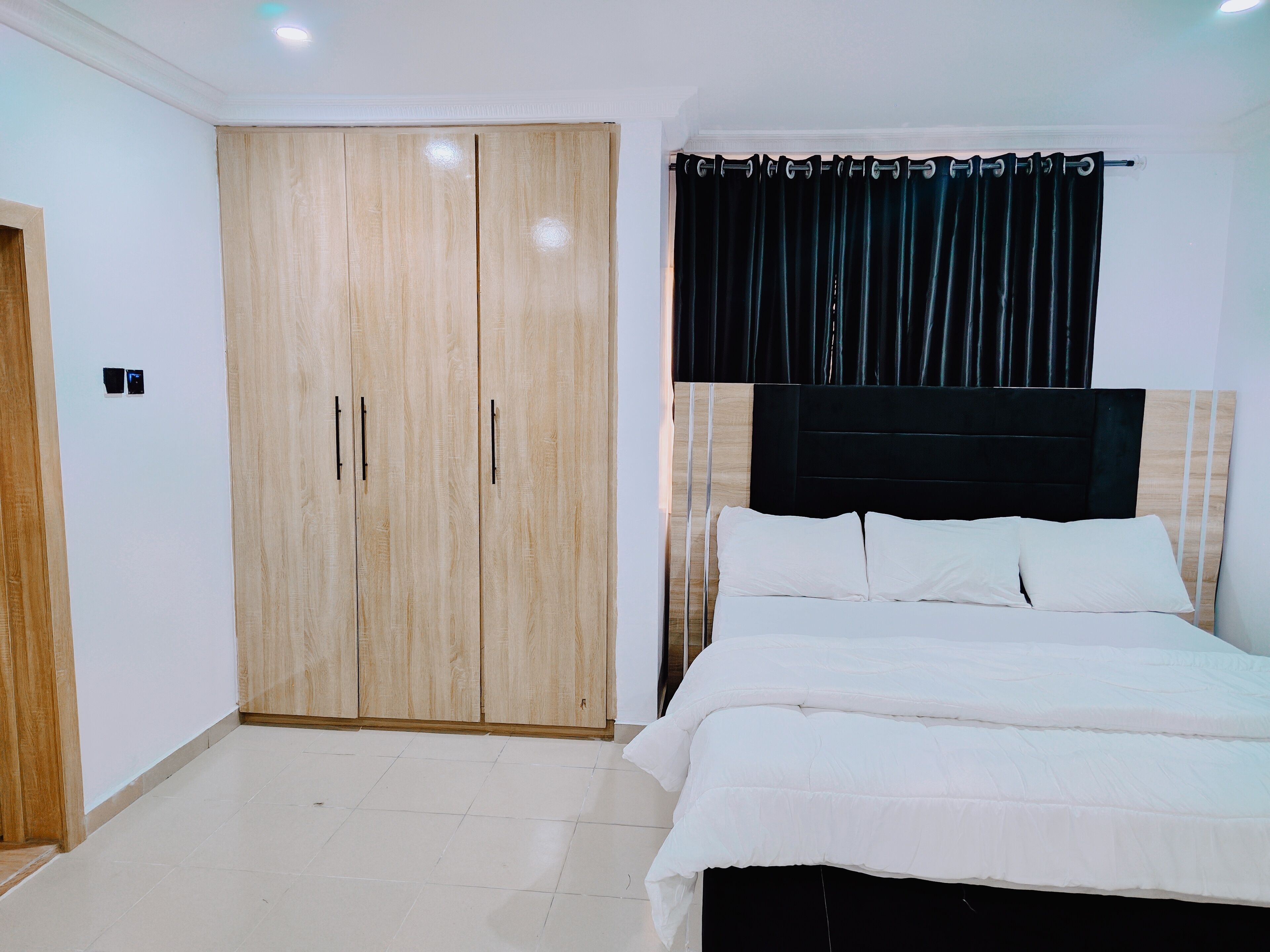 Ein Schlafzimmer mit Bett, Kleiderschrank und Kopfteil.