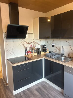 Microondas, horno, placa de cocina, lavavajillas