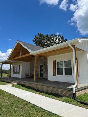 Exterior - 3 bedroom 2 bath home in west Dickson with beautiful views! (Dickson)