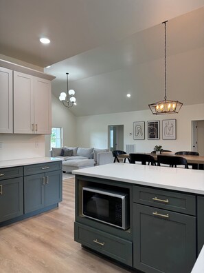 Interior - 3 bedroom 2 bath home in west Dickson with beautiful views! (Dickson)