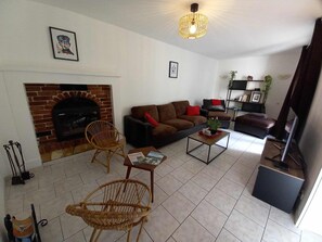 Een smart-tv en boeken