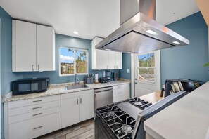 Geladeira, micro-ondas, fogão, cooktop