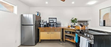 Réfrigérateur, four à micro-ondes, un four, surface de cuisson